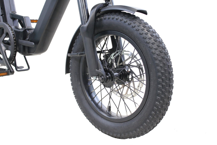 Vamos Doblez 2026 front wheel, wide tyre and suspension fork detail